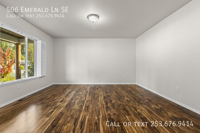 Building Photo - 506 Emerald Ln SE