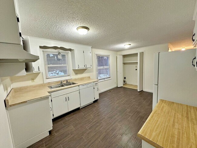 Building Photo - Renovated Rancher with 3 Bedrooms & 2 Baths!