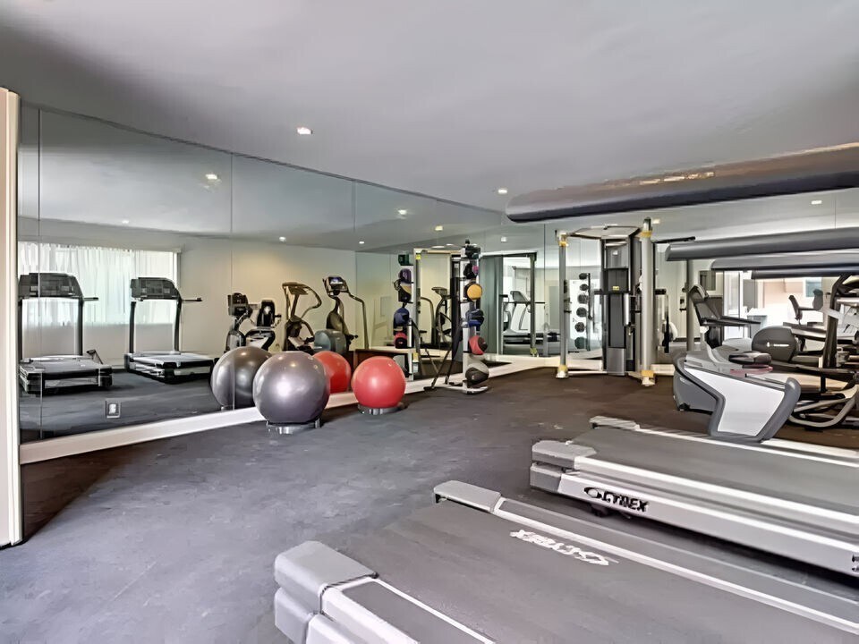 Building Photo - 10760 Rose Ave