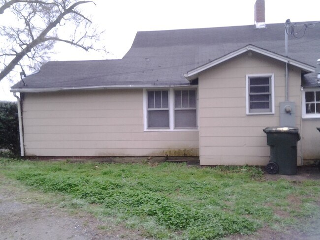 Building Photo - Charming 3-Bedroom, 1 Bathroom Ranch ***$2...