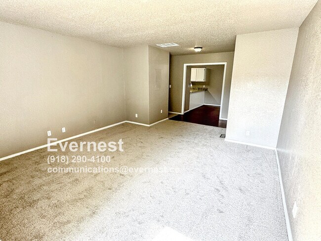 Building Photo - Comfortable 3-Bedroom Home with Prime Acce...