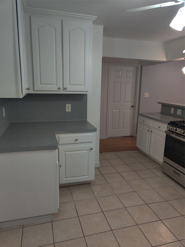 Building Photo - 919 Oak Meadows St