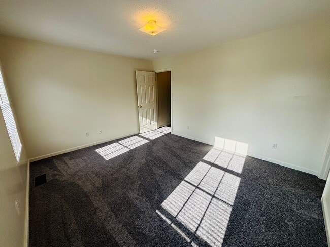 Building Photo - * RE-RENTAL AVAILABLE 7/16/26 * 2 Bedroom, 2.5 Bath Townhouse