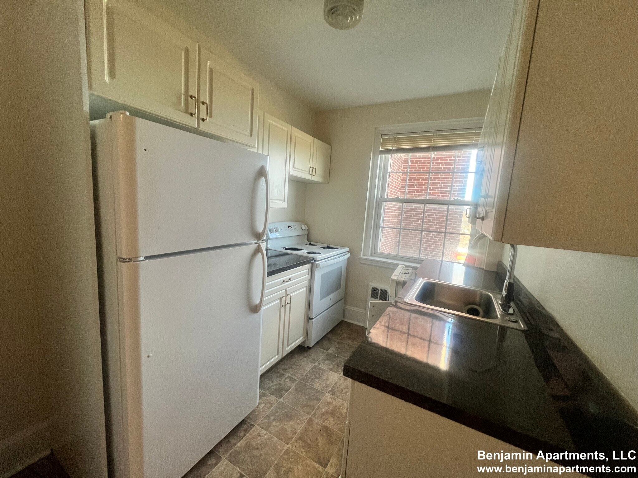 Building Photo - 512 Belmont St