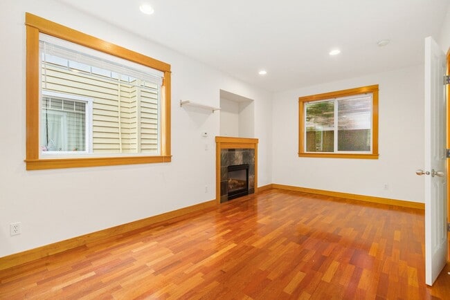 Building Photo - Spacious Wedgewood 2 Bedroom Cottage Townhome