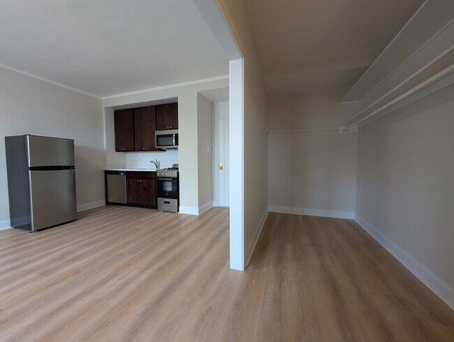 Building Photo - 3335 W Diversey Ave