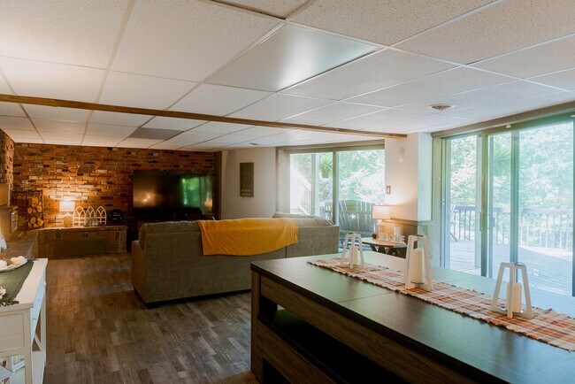 Building Photo - 244 Toby St