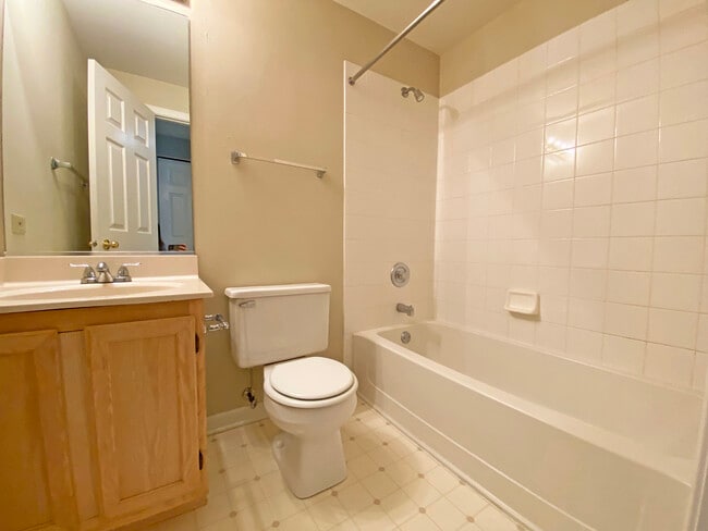 Building Photo - 6146 Golfview Dr