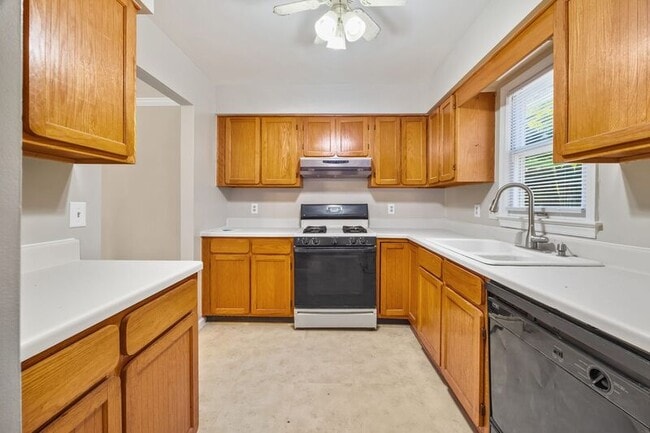 Building Photo - 439 Wynridge Dr