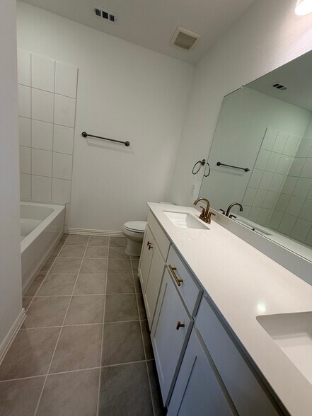 Bathroom 2 - 4809 Lunker St