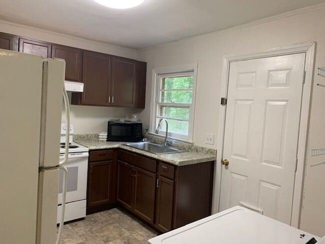 Building Photo - Cute cottage convenient to Chapel Hill and...