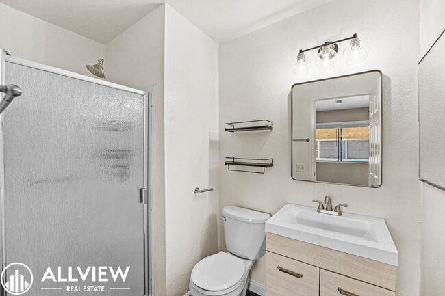 Building Photo - 2 Bedroom, 2 Bathroom Updated Townhome in ...