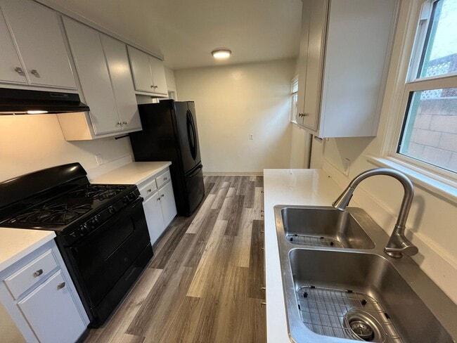 Building Photo - 408 W El Camino St