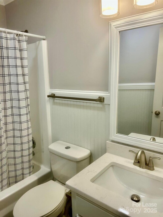 Building Photo - 725 Brookside Dr