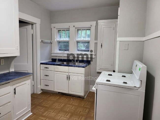 Building Photo - 750 W Cushing St