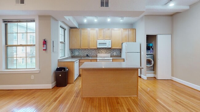 Building Photo - Columbia Heights Two Bedroom Apartment W/P...