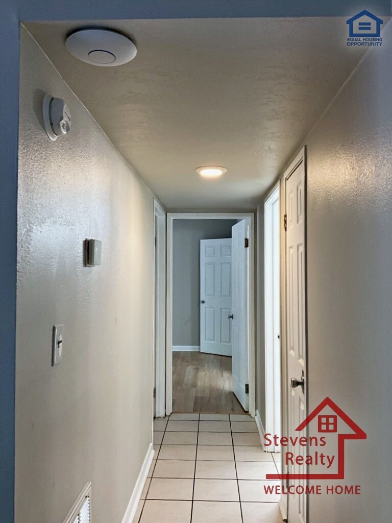 Building Photo - 915 S Seminole Dr