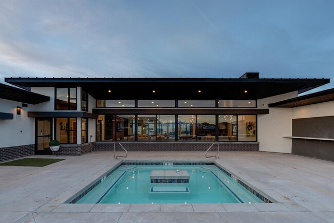 Building Photo - 573 E 210 N