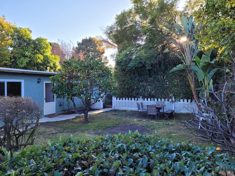 Orange tree and barbecues - 1914 Granville Ave