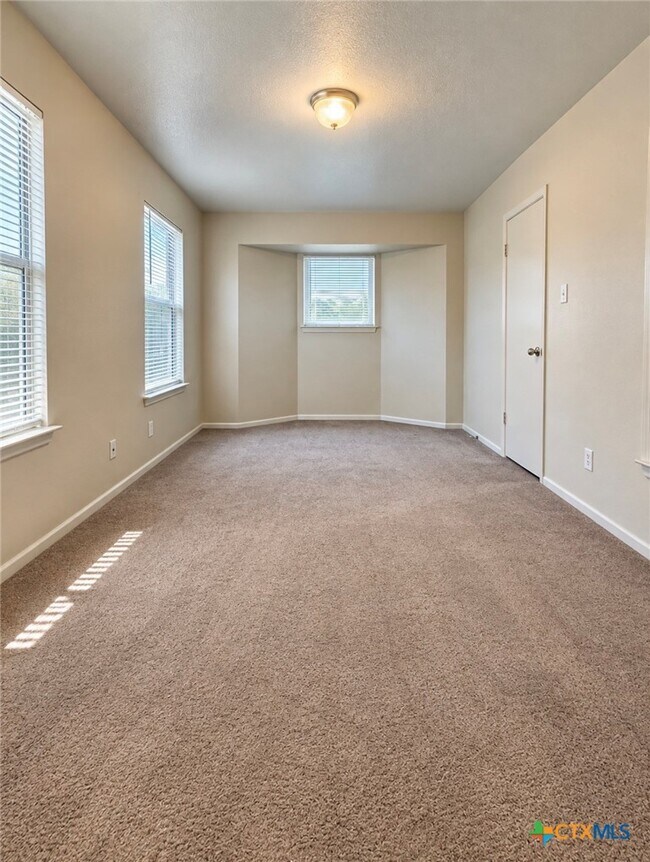 Building Photo - 2204 Lazy Ridge Dr