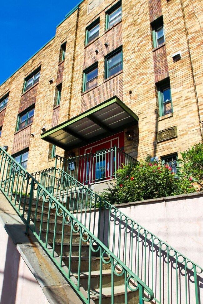 Building Photo - Cozy & bright 1 Bd/1Bth condo in Brookland House Condominium!