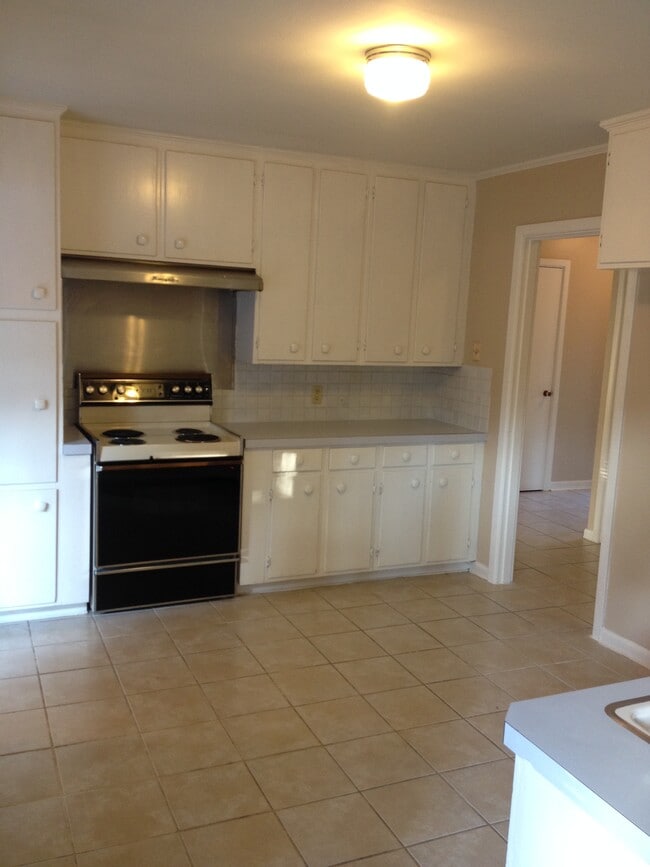 Building Photo - 2101 Smallwood Dr