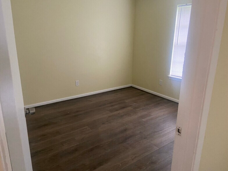 Building Photo - 502 Brookford Dr