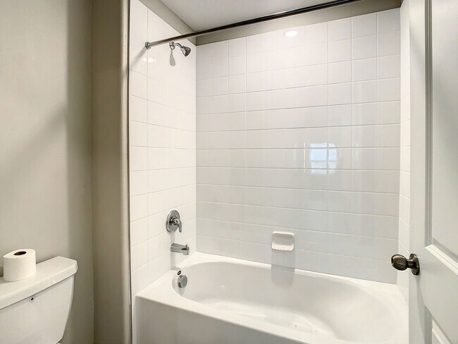 Building Photo - Beautiful 4 bedroom 2.5 bathroom Single Family House! Like new!