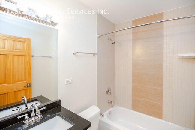 Building Photo - 6221 S Kenwood Ave