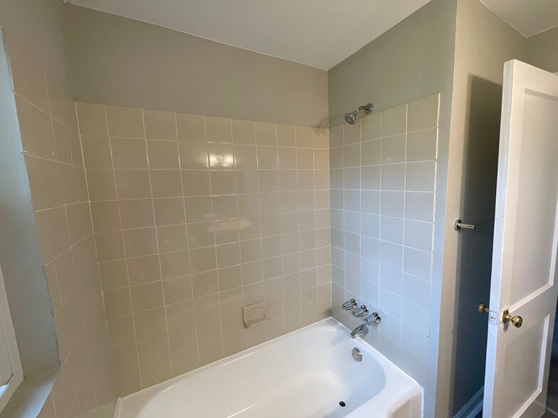 Building Photo - Room in House on Glory St