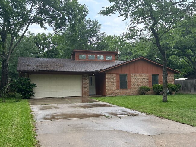 Building Photo - College Station - 3 Bedroom - 2 Bath - 2 vehicle car - Fenced in back yard - House.