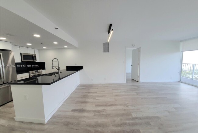 Building Photo - 7601 E Treasure Dr