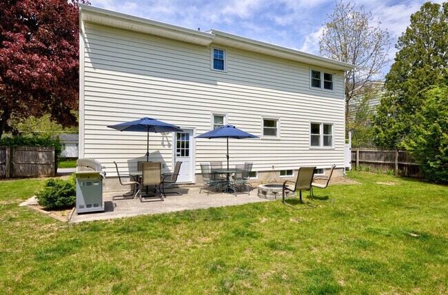 Building Photo - 10 James Dr