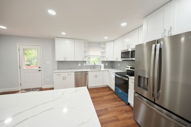 Building Photo - 9900 Kingsbridge Dr