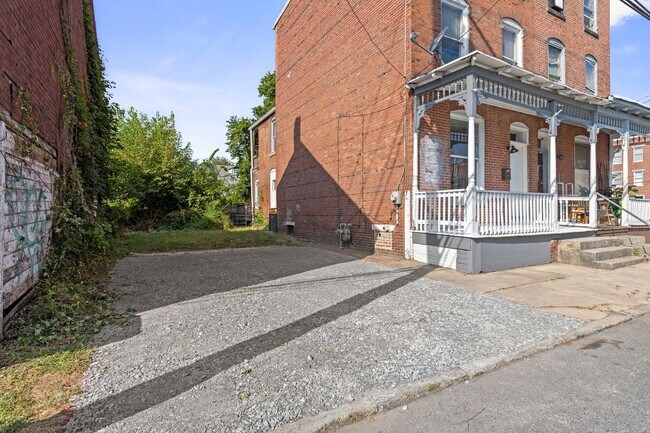 Building Photo - Spacious 4 Bedroom Single Family on Susquehanna St