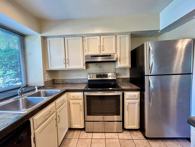 Building Photo - Beautiful & Bright Corner Condo in North Boulder