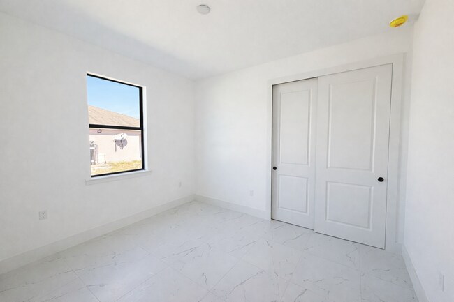 Building Photo - 1125-1127 Homer Ave S