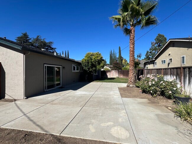 Building Photo - 2335 Shannon Ln