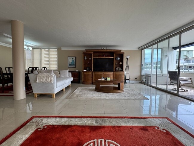 Building Photo - Spacious 2 Bed/2 Bath/2 Lanai Furnished Penthouse Unit at Kaiolu Sunrise