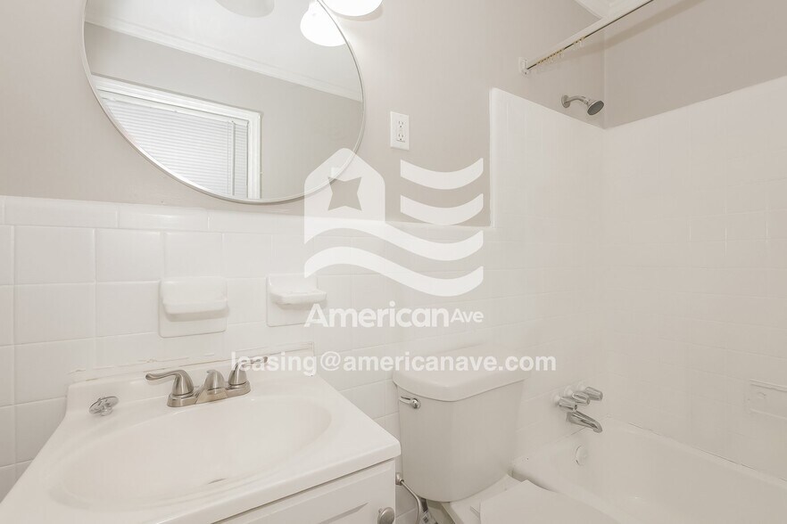 Building Photo - 3215 Commodore Dr