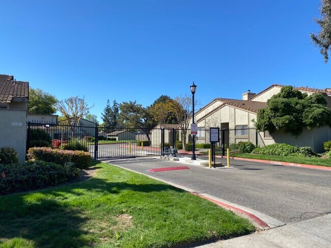 Building Photo - Large Condo near Freeway Access!