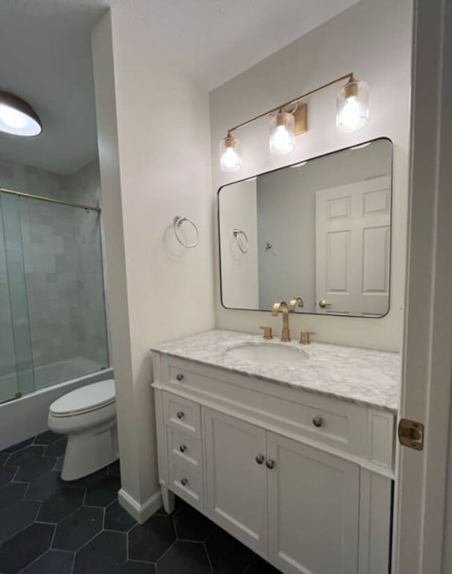 Building Photo - Stylish North Loop Living for $3,499/month...