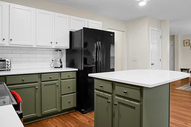 Building Photo - 124 Larkspur Dr