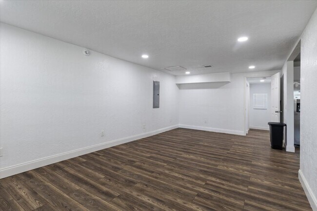 Building Photo - 122 NE Angus St