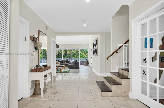 Building Photo - 5555 La Gorce Dr