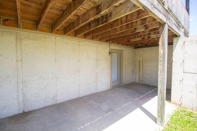 Building Photo - 208 Jackal Dr