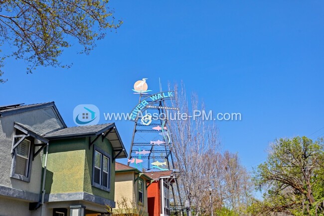 Building Photo - Amazing 2 Bedroom 1.5 Bath Townhome in the...