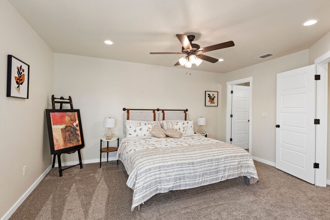 Building Photo - 1019 SW J St