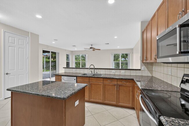 Building Photo - 9479 Sedgewood Dr