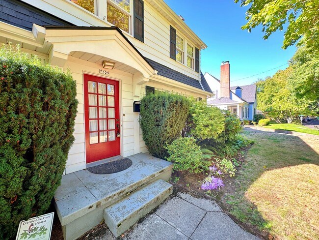 Building Photo - Stunning 3 Bedroom with Fully Fenced Yard ...